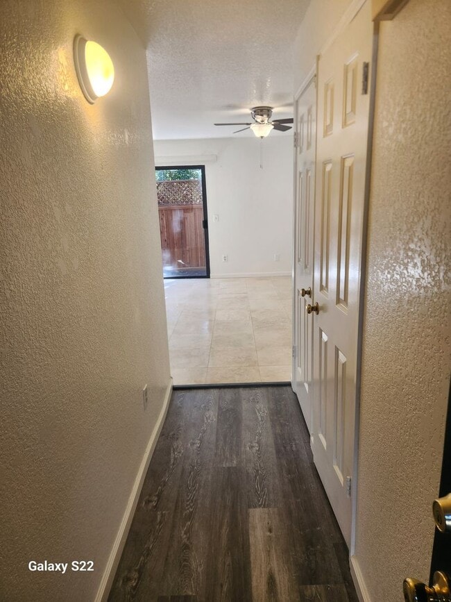 Building Photo - Beautiful two story condo in a well maintained complex, and close to everything!!