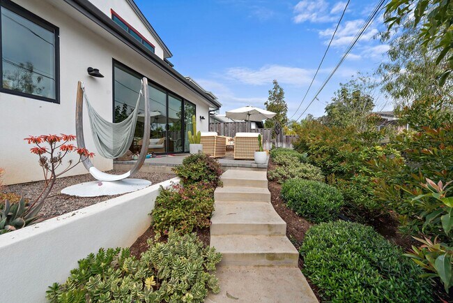 Building Photo - Modern Coastal Lease in Top of the World