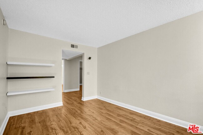 Building Photo - 18620 Hatteras St