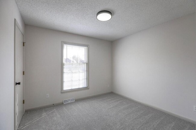 Building Photo - 902 Kingston Ct