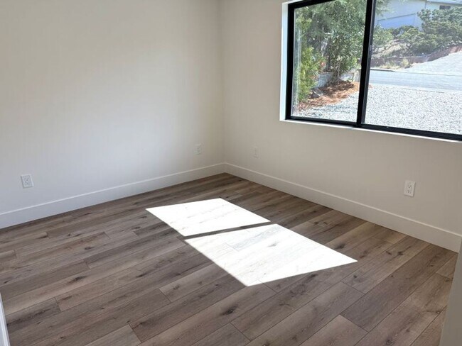 Building Photo - Beautifully Renovated, Pet Friendly Novato...