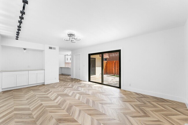 Building Photo - 3007 San Clara Dr