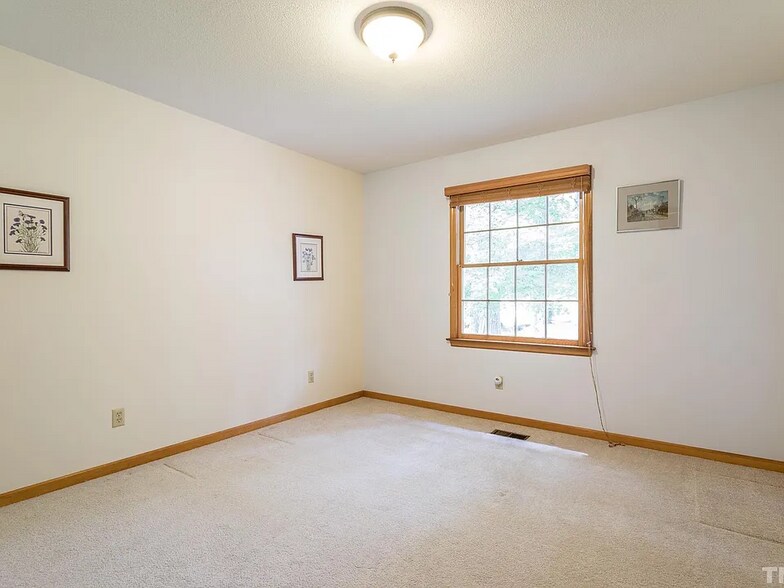 Building Photo - 245 Country Club Dr
