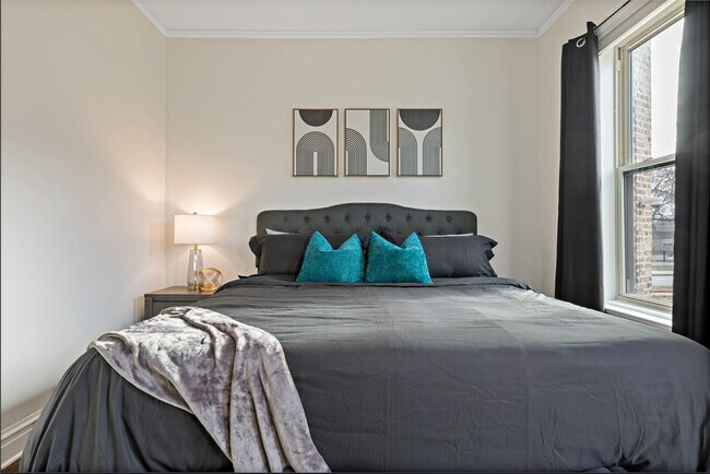 Building Photo - 5536 S King Dr