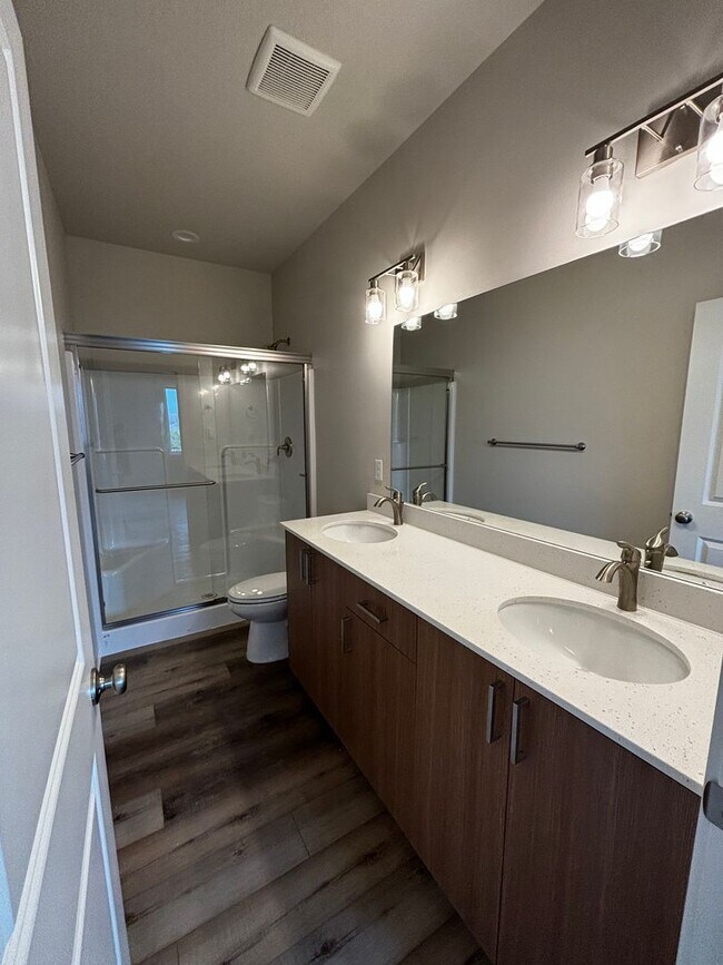 Building Photo - Newer Townhome in Quiet Neighborhood!