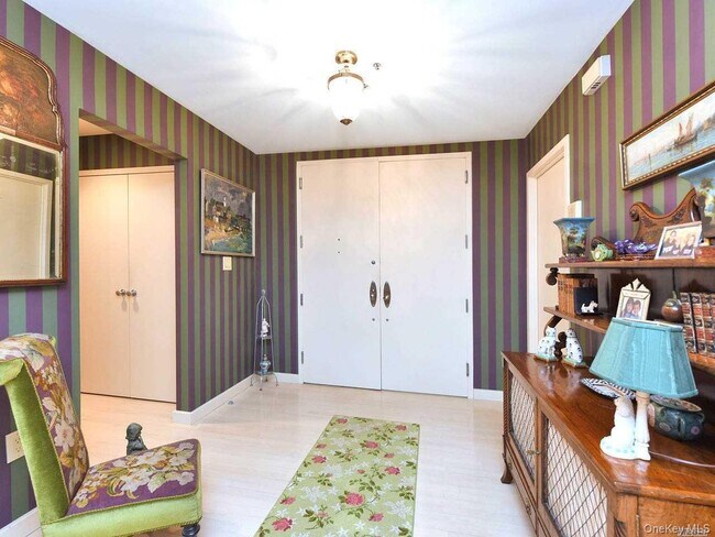 Building Photo - 123 Middle Neck Rd