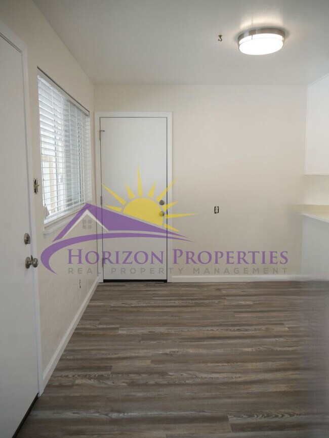 Building Photo - Remodeled 4 Bed 2 Bath 1,483 sqft in Fair Oaks