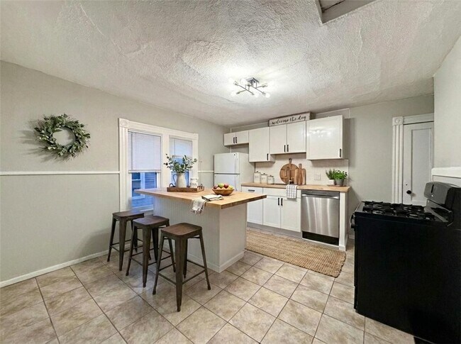 Building Photo - 102 Gregory St