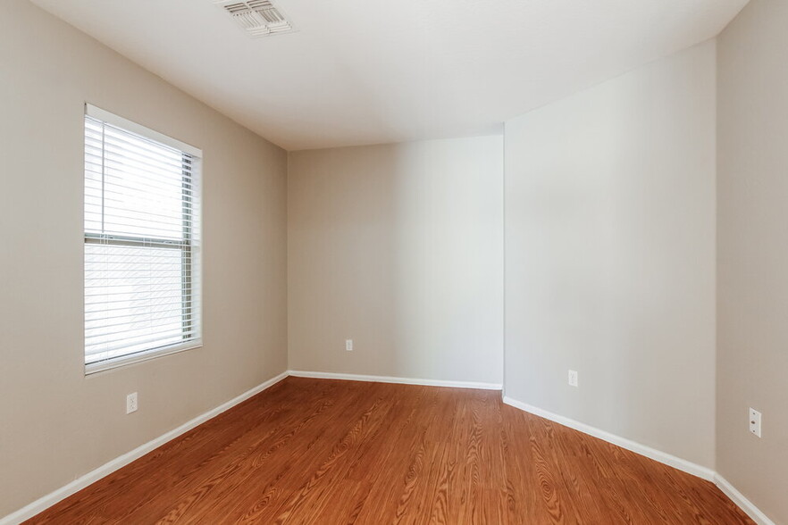 Building Photo - 410 E Daniella Dr