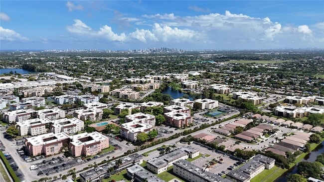Building Photo - 2861 Somerset Dr
