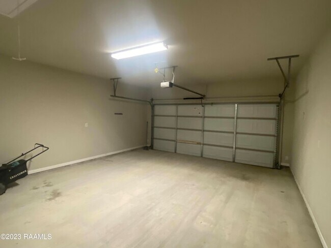 Building Photo - 204 Sparkling Meadows Ln