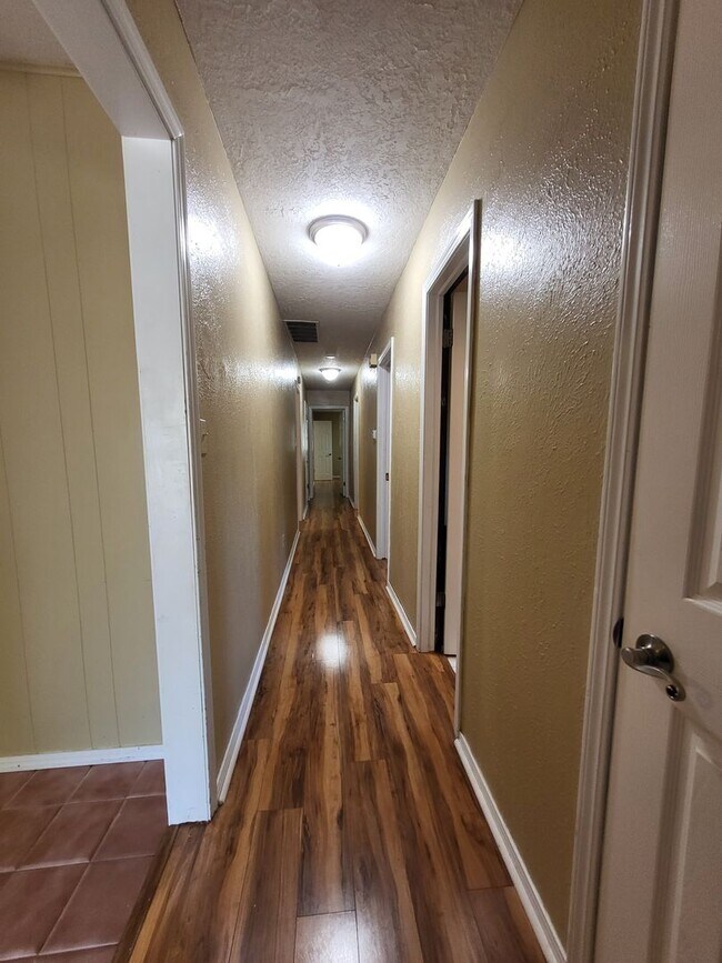 Building Photo - (4) Bed/(2) Bath + (2) Living Areas Avail ...