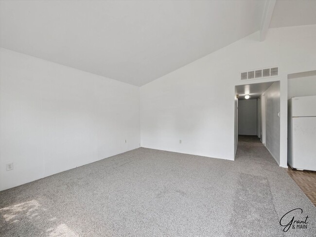Building Photo - $1400 3 bedroom ranch