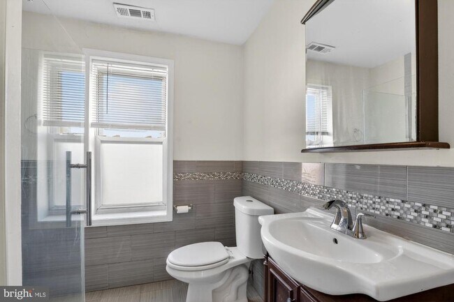 Building Photo - 1400 S Chadwick St