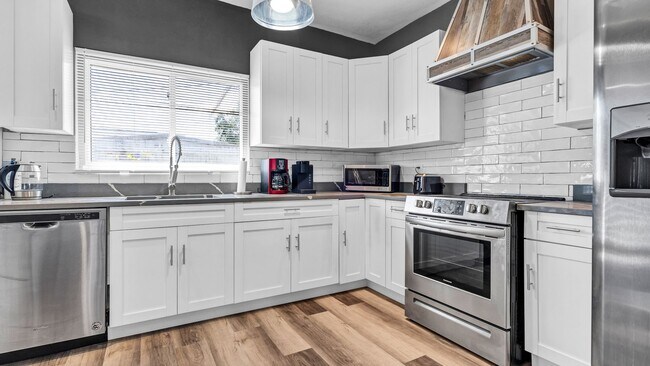 Building Photo - Executive Style Pool Home, 4br/2ba Home Av...