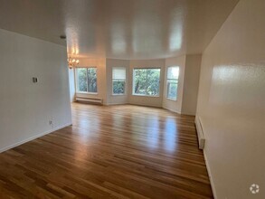 Building Photo - Newly Renovated Spacious Two-Bedroom Apart...