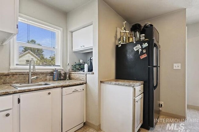 Building Photo - Top unit of Duplex