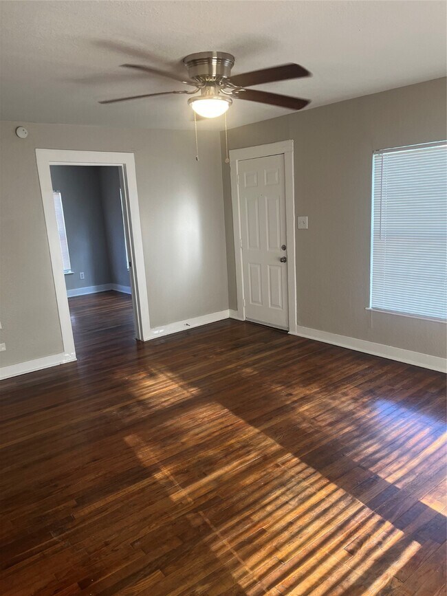 Building Photo - 704 15th Ave N