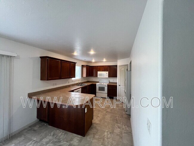 Building Photo - 574 Northlake Dr
