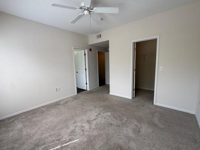 Building Photo - 3 Bedroom Top Floor Condo in Downtown Cele...