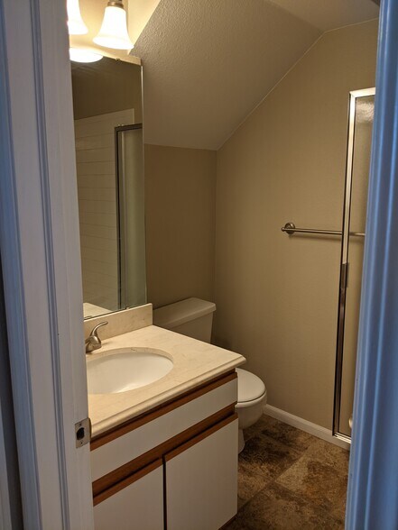 Upstairs bathroom - 2929 Ross Dr