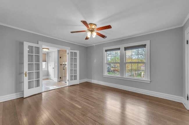 Building Photo - Gorgeous East Crestwood Home