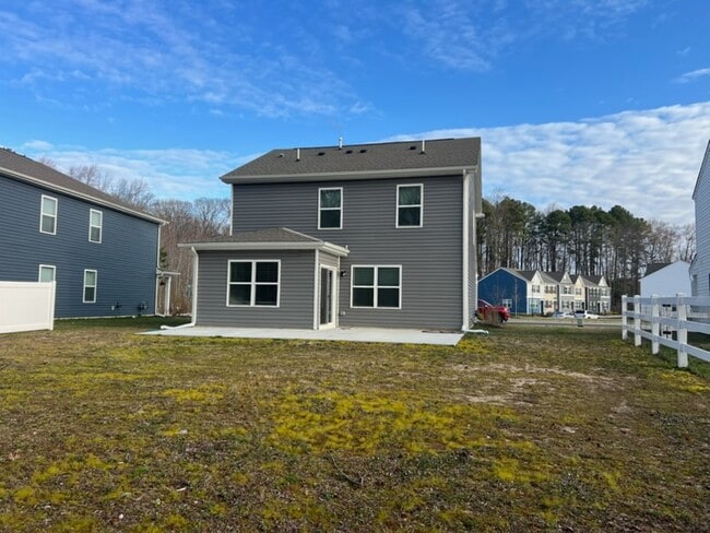 Building Photo - 633 Currant Cir