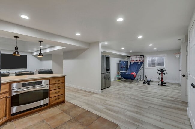 Building Photo - Beautiful 5-Bedroom Home in Sandy!