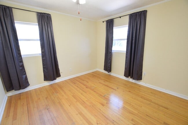 Building Photo - Charming 3-Bedroom Home with Huge Fenced Y...