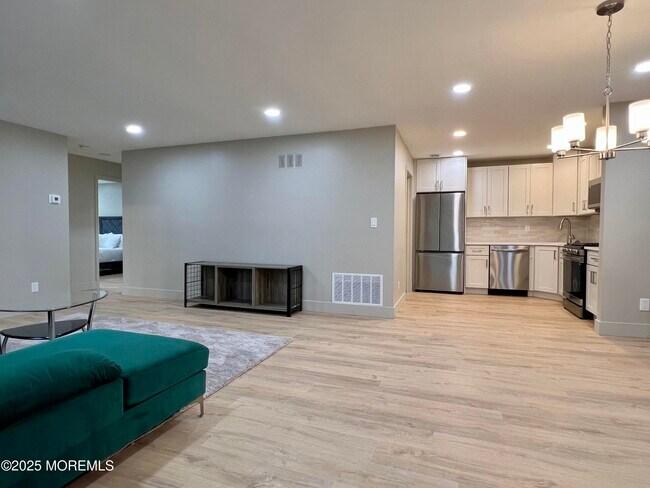 Building Photo - 7-1 Seattle Ct