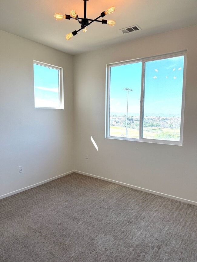 Building Photo - Gorgeous bright 3 bedroom 2.5 bath townhome