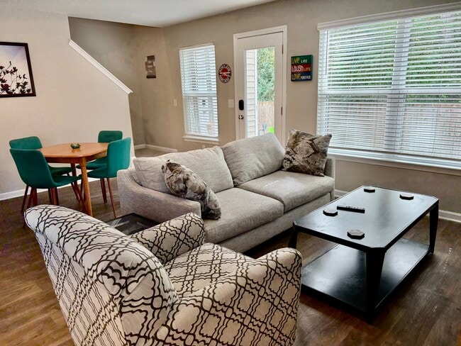 Building Photo - 194 Spencer Cir