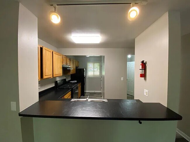 Building Photo - 1009 W Cascade Ave