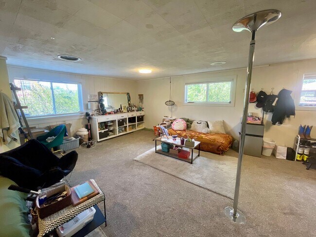 Building Photo - Expansive 5-bedroom, 2.5-bath home with incredible mountain views!