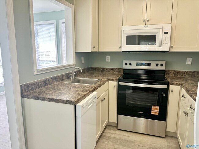 Building Photo - 3111 Hale Dr SW