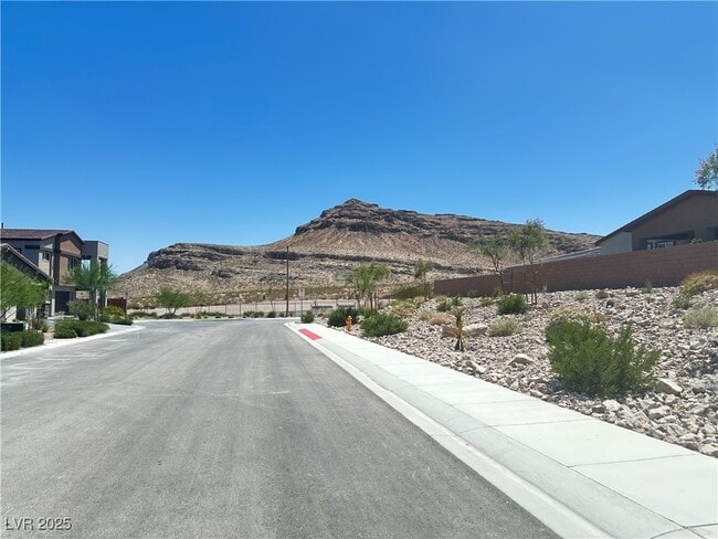 Building Photo - 9565 Camelback Crk Dr