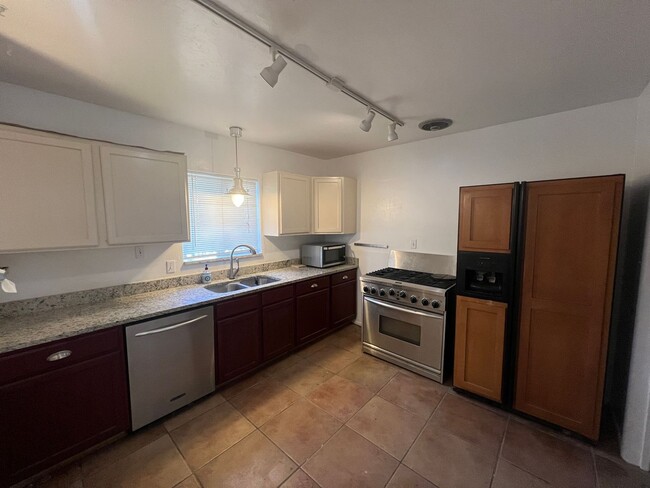 Building Photo - 4 Bed. 2 Ba. Home in Historic Dist. Minute...