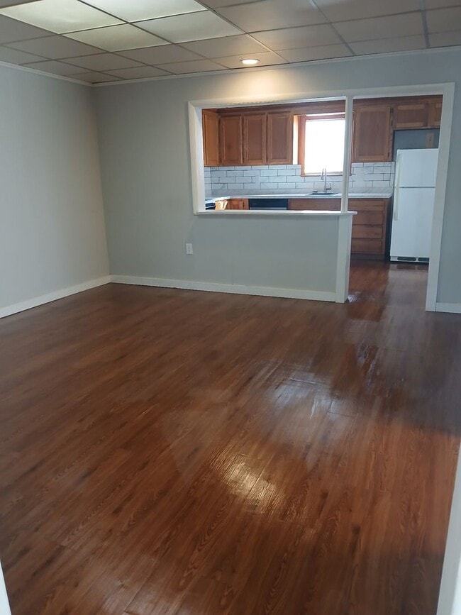 Building Photo - Charming & Convenient 2 bedroom 1 bathroom