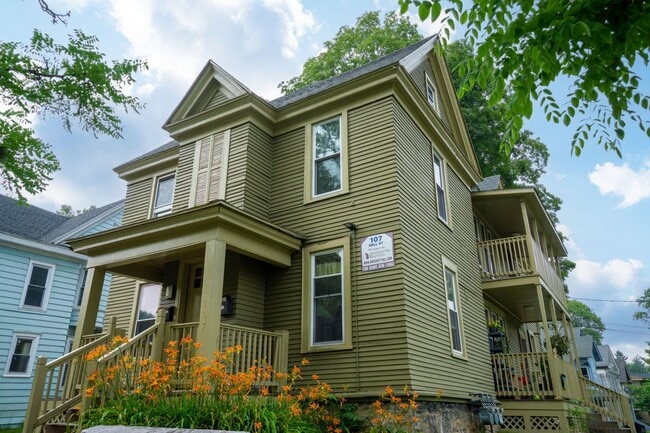 Building Photo - Beautiful Upper Flat With Private Side Por...