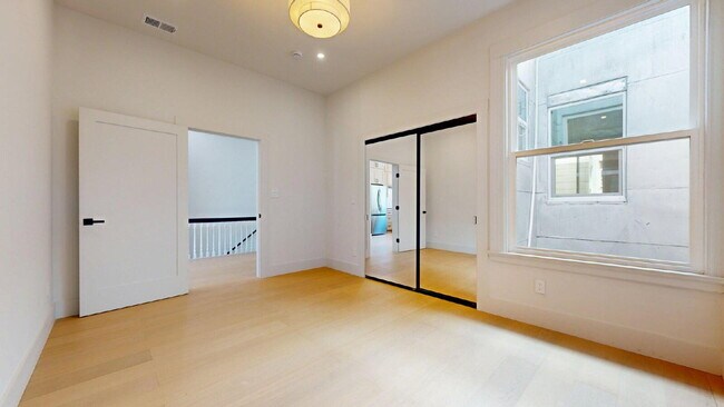 Building Photo - Modern, Convenient, Bright, Renovated 3BR/1BA Top Floor Flat with Dishwasher & In Unit Laundry