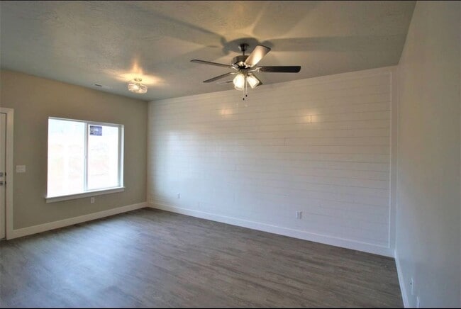 Building Photo - Cedar Bend Townhome,  Pets Okay