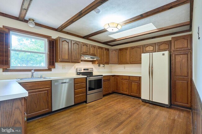 Building Photo - 8332 Hilltop Ave