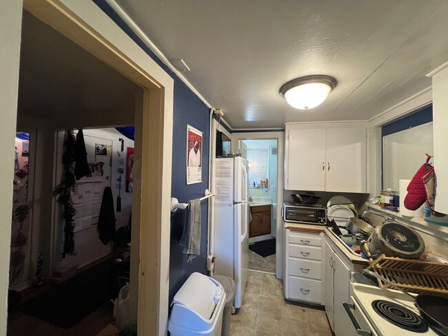 Building Photo - Studio apartment near WWU!