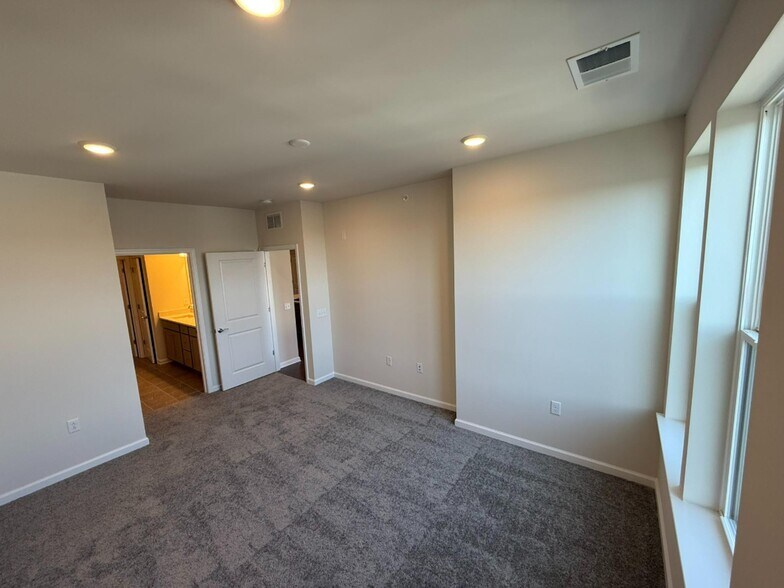 Master Bedroom - alternate view 1 - 1 Culvert Dr