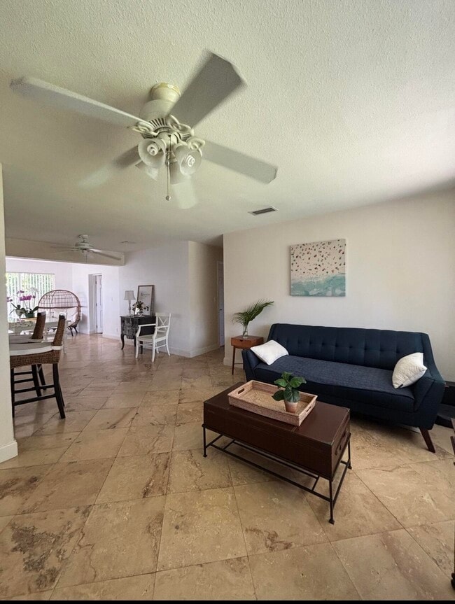 Building Photo - 927 W Royal Palm Rd