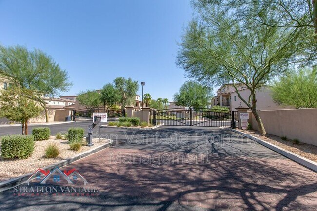 Building Photo - 2821 S Skyline Dr