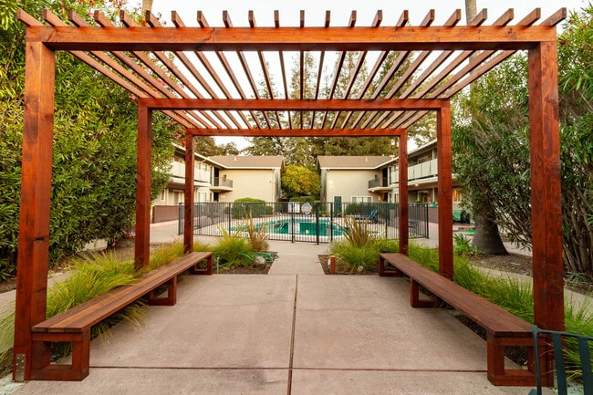 Building Photo - 465 Calderon Ave