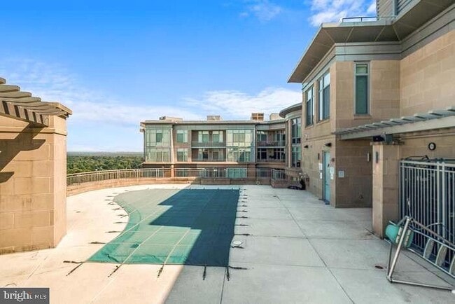 Building Photo - 8220 Crestwood Heights Dr