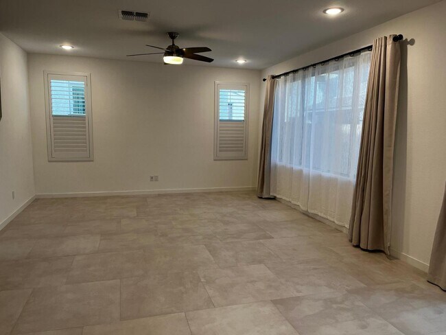 Building Photo - 1355 W Crane Dr