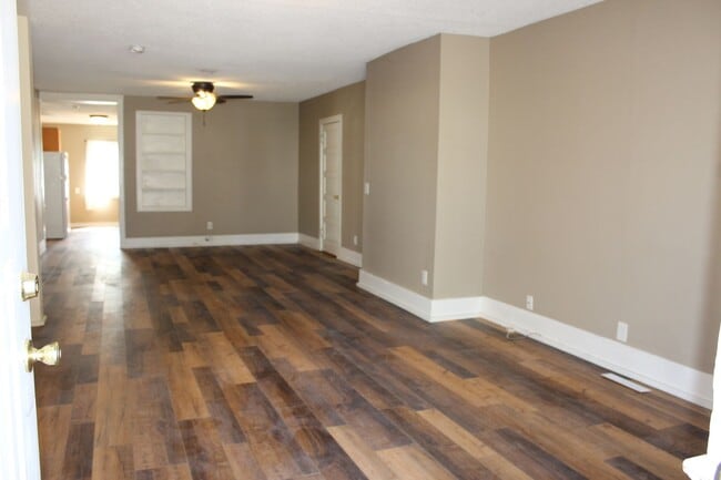 Building Photo - 3 Bedroom - one level